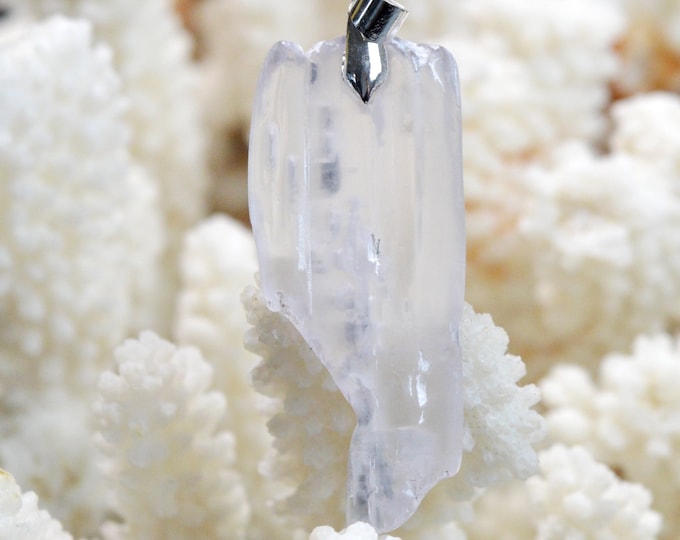 Kunzite 47 carats - raw natural stone pendant - Pakistan / FB9