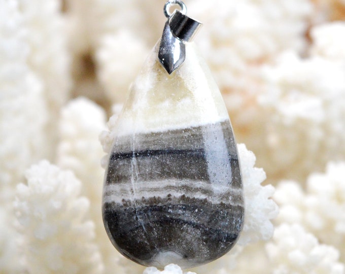 Calcite 45 carats - natural stone cabochon pendant - Mexico / EJ87