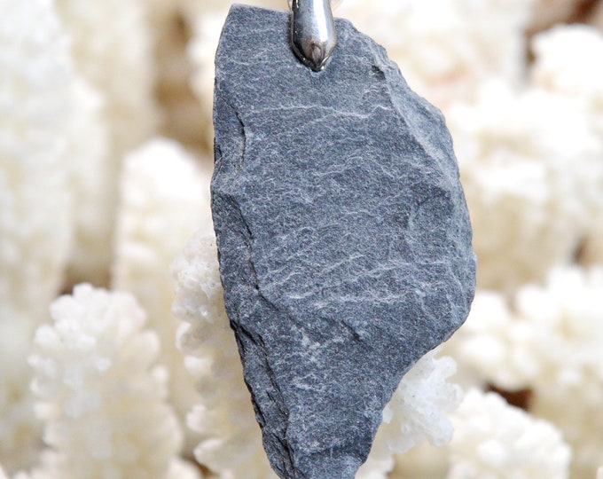 31-carat blue slate - natural stone pendant - Nozay, France // CN32