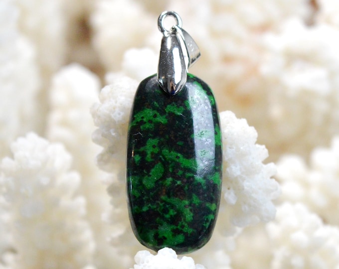 25 carat Omphacite Jade - natural stone cabochon pendant - Italy / FF60 - RARE