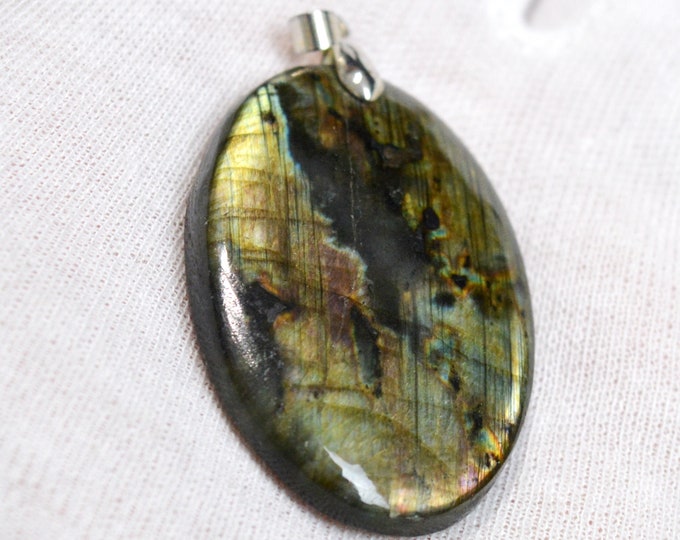 Labradorite 129 carats - natural stone cabochon pendant - Madagascar / FO59