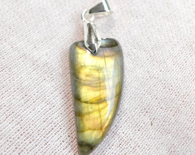 Labradorite 28 carats - natural stone cabochon pendant - Madagascar / EO96