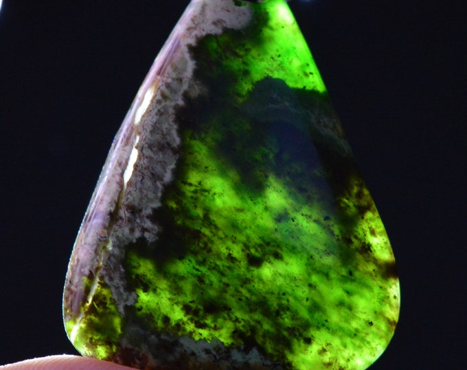 Chrome Chalcedony - 104 Carats - Natural Stone Cabochon Pendant - Australia // BM83