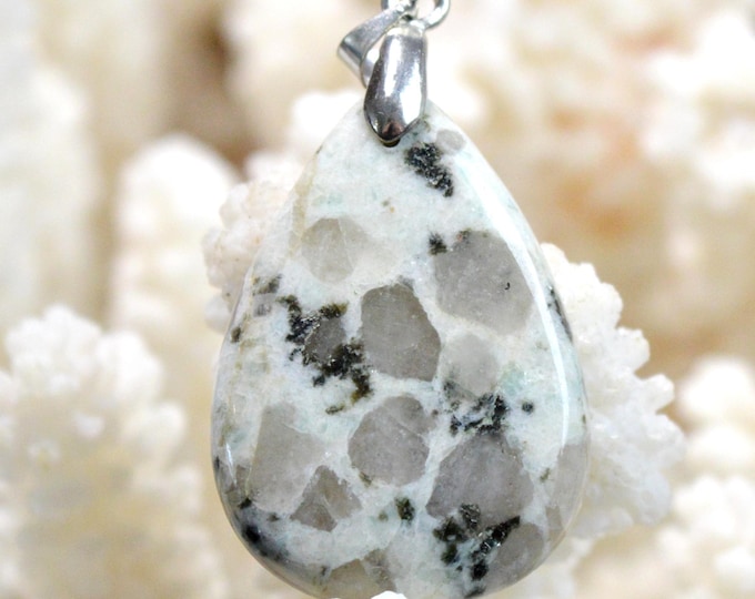 29-carat Kiwi Jasper - natural stone cabochon pendant - New Zealand / GA73