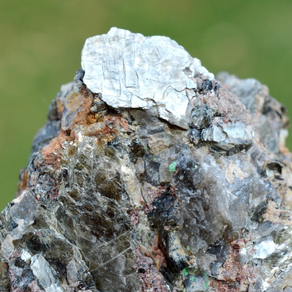 Mica var. Muscovite 264 grammes - Conselheiro Pena, Minas Gerais, Brésil