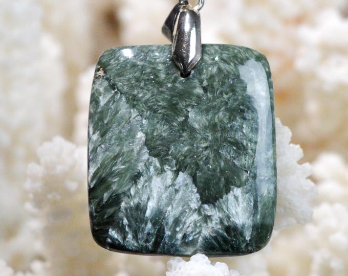 39-carat Seraphinite - natural stone cabochon pendant - Russia / FZ36