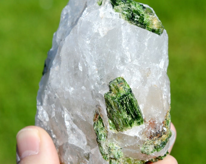 Chrome diopside & quartz - 597 grams - Minas Gerais, Brazil