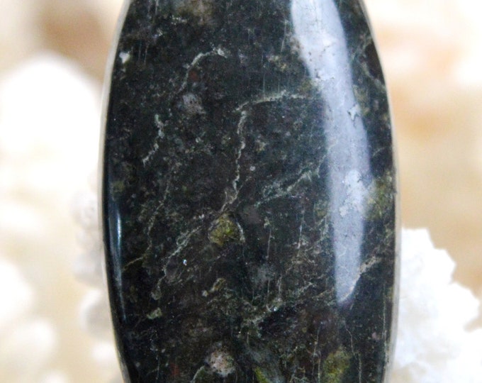 Ruby / schist 40 carats - natural stone cabochon pendant - India / AY72