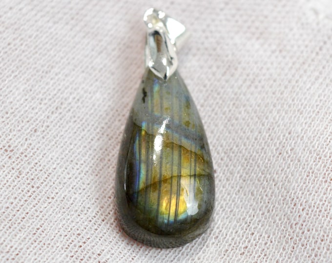 Labradorite 31 carats - natural stone cabochon pendant - Madagascar / FJ64