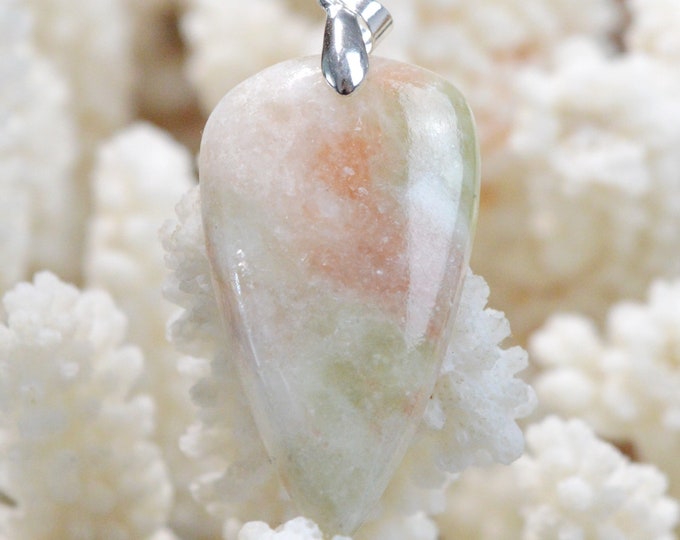26 carat Beryl - natural stone cabochon pendant - Brazil / FJ30