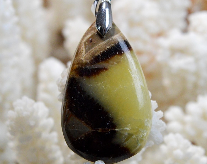 Septaria 56 carats - natural stone cabochon pendant - Madagascar / FR61