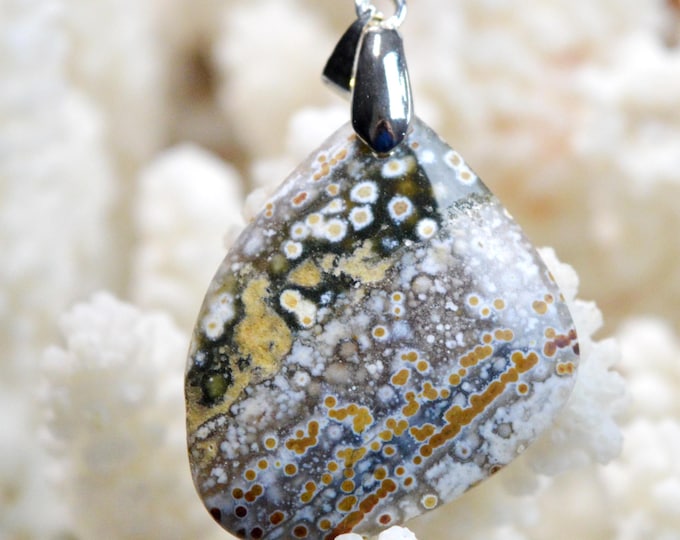 29 carat orbicular jasper - natural stone cabochon pendant - Madagascar / FQ3