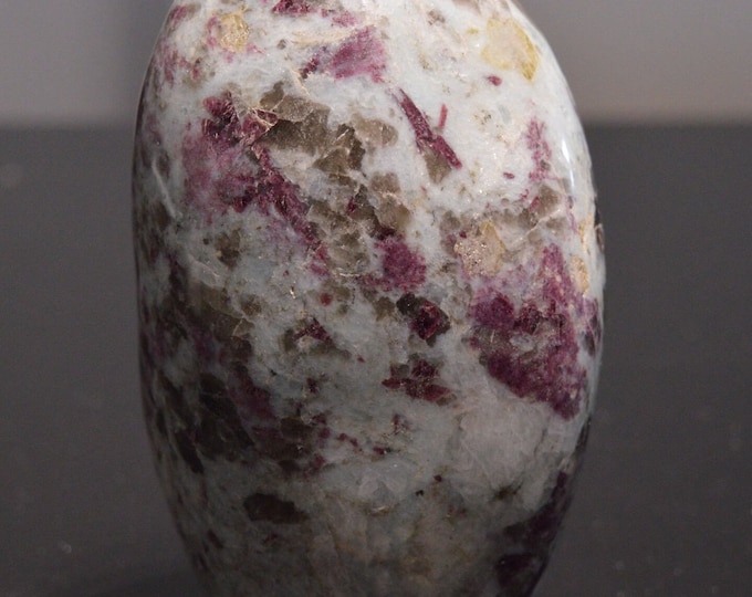 Rubellite tourmaline - Free form - 1291 grams - Antananarivo Province, Madagascar