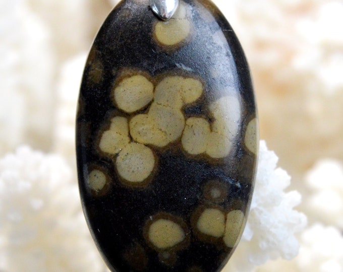 Scapolite in mica - 52 carats - natural stone cabochon pendant - India // BL36