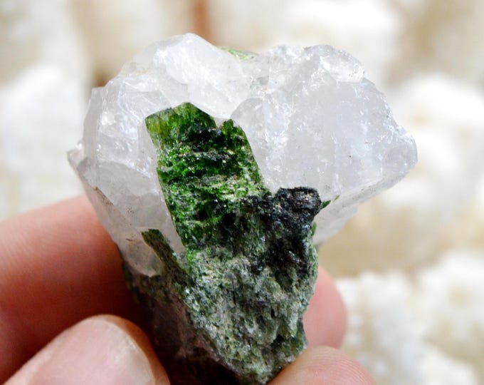 Chrome diopside & Quartz - 47 grams - Araçuaí, Minas Gerais, Brazil