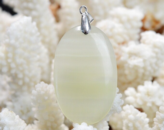 65 carat green onyx - natural stone cabochon pendant - Pakistan // DN42