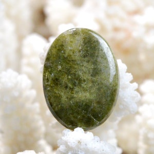 Vésuvianite 40 carats - cabochon pierre naturelle - Canada / EQ67