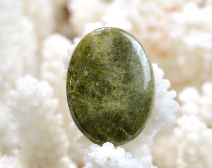 Vesuvianite 40 carats - cabochon natural stone - Canada / EQ67