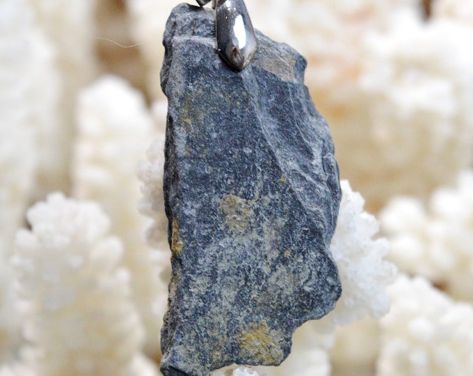44 carat blue slate - natural stone pendant - Nozay, France // CN36