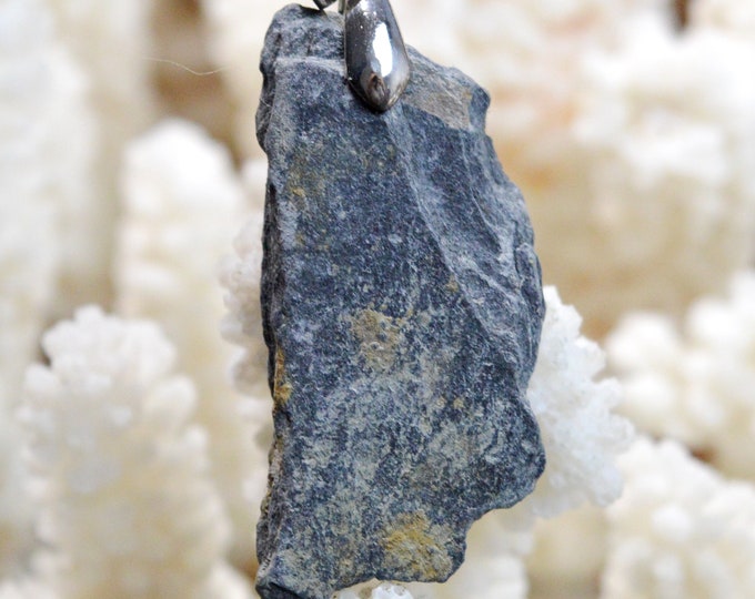 44-carat blue slate - natural stone pendant - Nozay, France // CN36