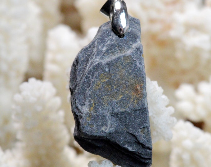 61-carat blue slate - natural stone pendant - Nozay, France // CN38
