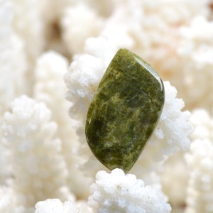 Vésuvianite 26 carats - cabochon pierre naturelle - Canada / EQ72