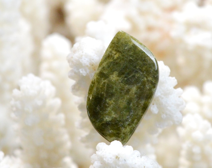 Vesuvianite 26 carats - cabochon natural stone - Canada / EQ72