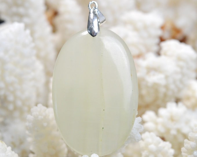 66 carat green onyx - natural stone cabochon pendant - Pakistan // DN31