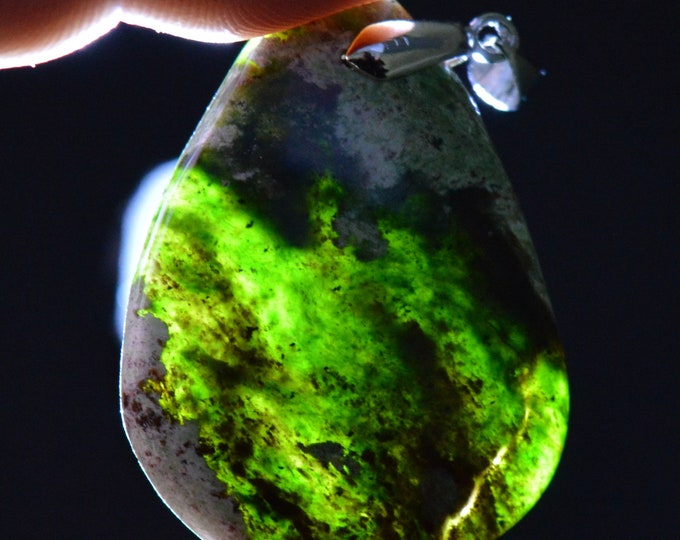 Chrome Chalcedony - 64 Carat - Natural Stone Cabochon Pendant - Australia // BM81