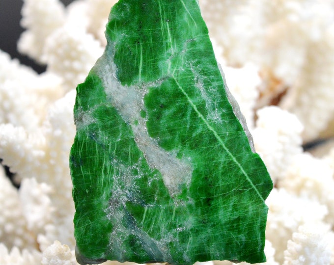 Slice - Jade Omphacite var. omphacite chrome 98 grams - Pellice Valley, Metropolitan City of Turin, Piedmont, Italy