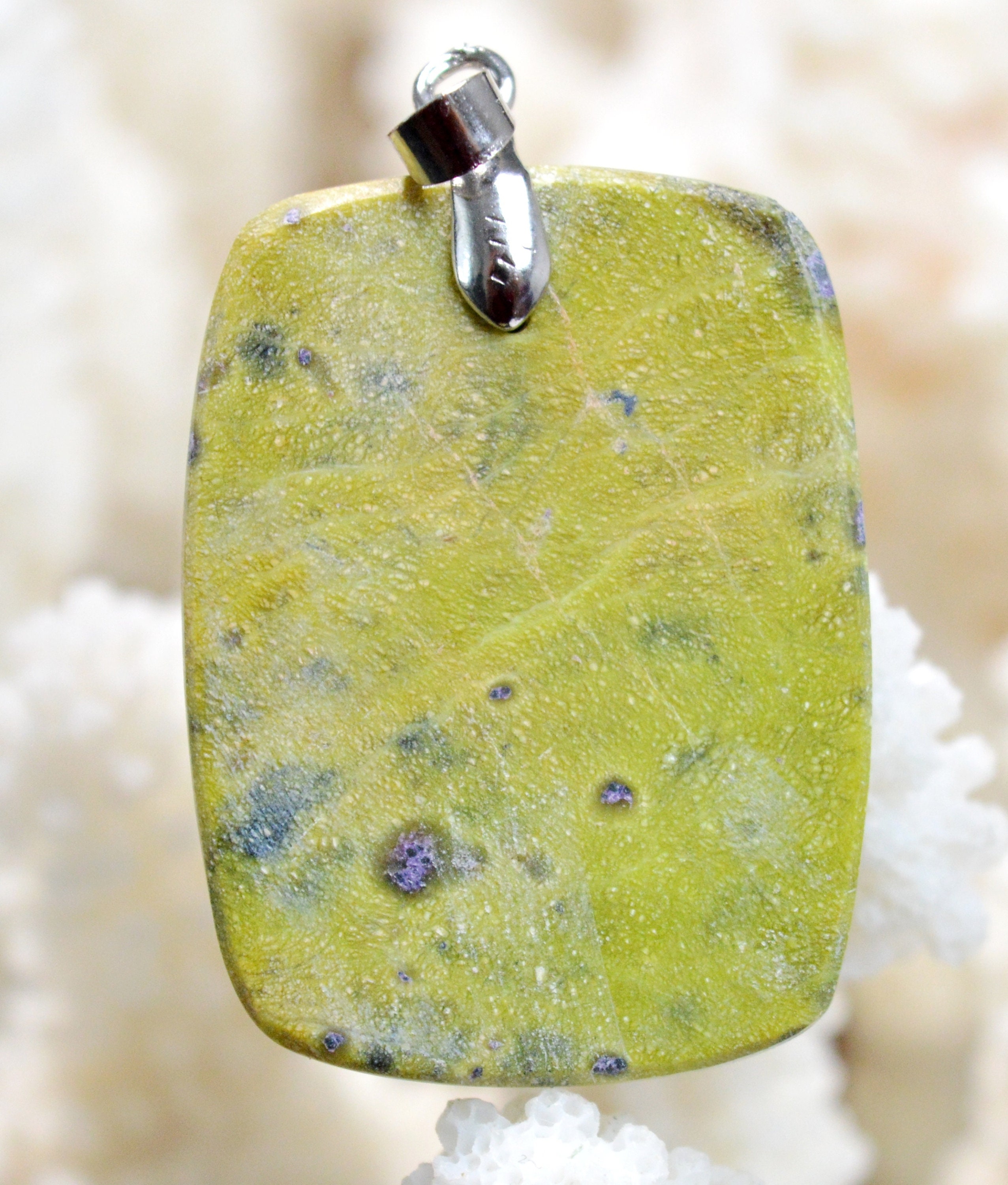 Atlantasite / Serpentine - Stichtite 49 carats - cabochon pendant ...