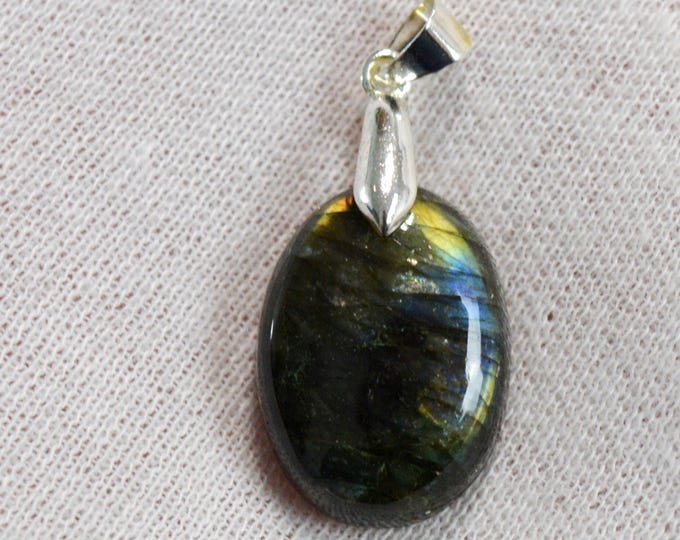 Labradorite 29 carats - pendentif cabochon pierre naturelle - Madagascar / FV96