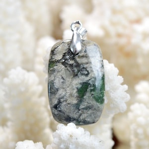 28 Karat Smaragdit – Naturstein-Cabochon-Anhänger – Korsika, Frankreich // DY15