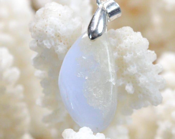 12-carat blue lace agate - natural stone cabochon pendant - Mozambique / GB36