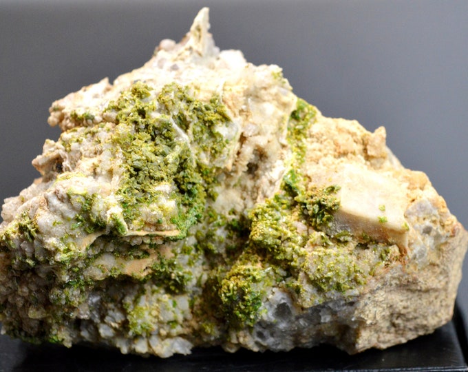 Pyromorphite & Quartz 1300 grams - Nuizière (Nuissière Mine), Chénelette, Villefranche-sur-Saône, Rhône, Auvergne-Rhône-Alpes, France