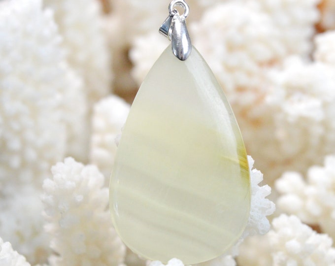 41 carat green onyx - natural stone cabochon pendant - Pakistan // DN44