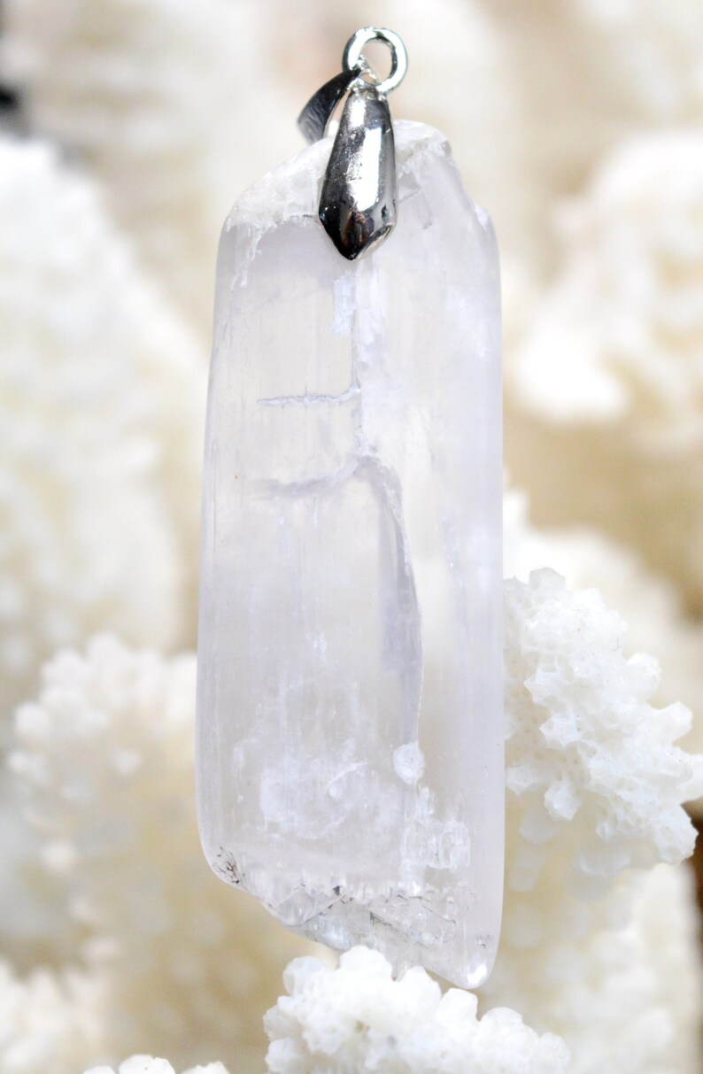 Kunzite 49 carats Pakistan Ref BB19 pendentif pierre naturelle