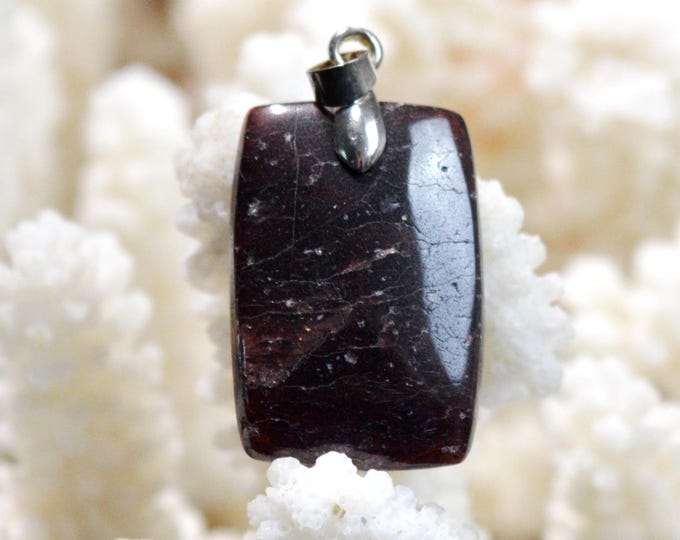 35-carat Rhodolite Garnet - natural stone cabochon pendant - Mozambique / GD2