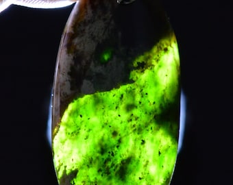 Chrome Chalcedony - 61 carats - Natural Stone Cabochon Pendant - Australia // BM84