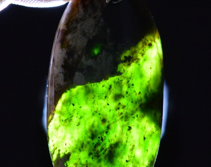 Chrome Chalcedony - 61 carats - Natural Stone Cabochon Pendant - Australia // BM84