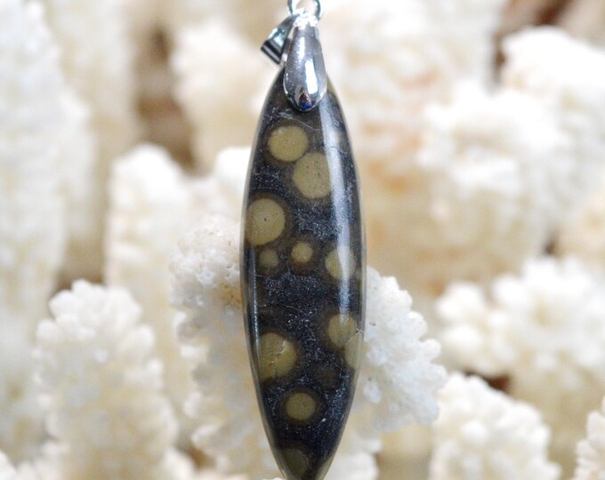 Scapolite in mica - 36 carats - natural stone cabochon pendant - India / FS76