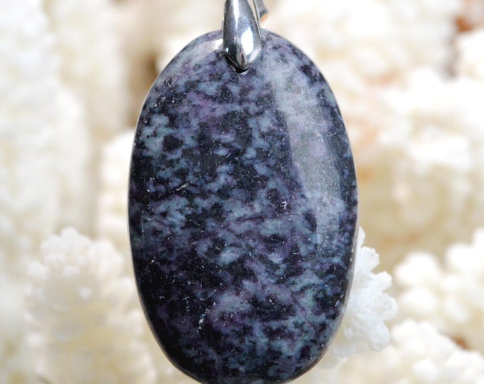 Kämmererite 70 carats - natural stone cabochon pendant - India // DT80