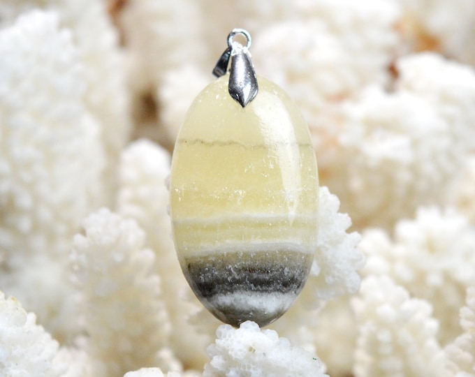 Calcite 49 carats - natural stone cabochon pendant - Mexico / EJ66