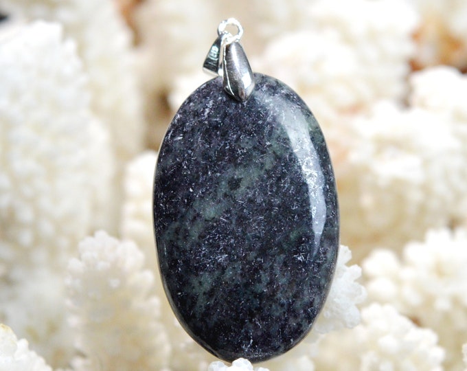 Kämmererite 63 carats - natural stone cabochon pendant - India // DT69