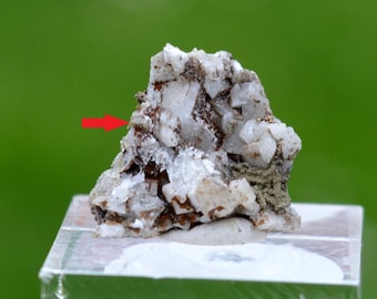 Donnayite-(Y) e Calcite 0,9 grammi - Cava Poudrette, Mont Saint-Hilaire, La Vallée-du-Richelieu RCM, Montérégie, Quebec, Canada