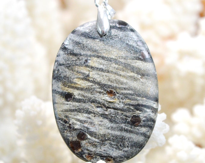 Grenat almandin & Mica schiste 43 carats - pendentif cabochon pierre naturelle - Scotland, UK // DL78