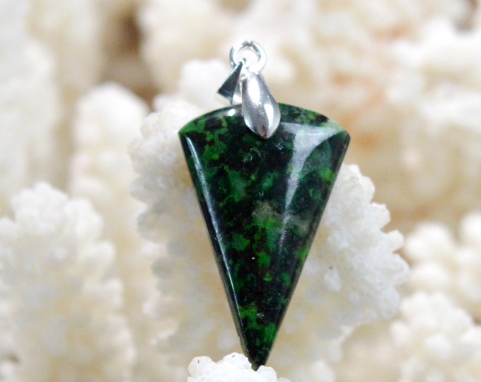 17 carat Omphacite Jade - natural stone cabochon pendant - Italy / FM55 - RARE