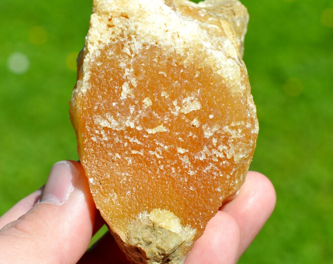 Calcite 341 grams - Combronde, Riom, Puy-de-Dôme, Auvergne-Rhône-Alpes, France