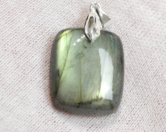 Labradorite 45 carats - natural stone cabochon pendant - Madagascar / FK9