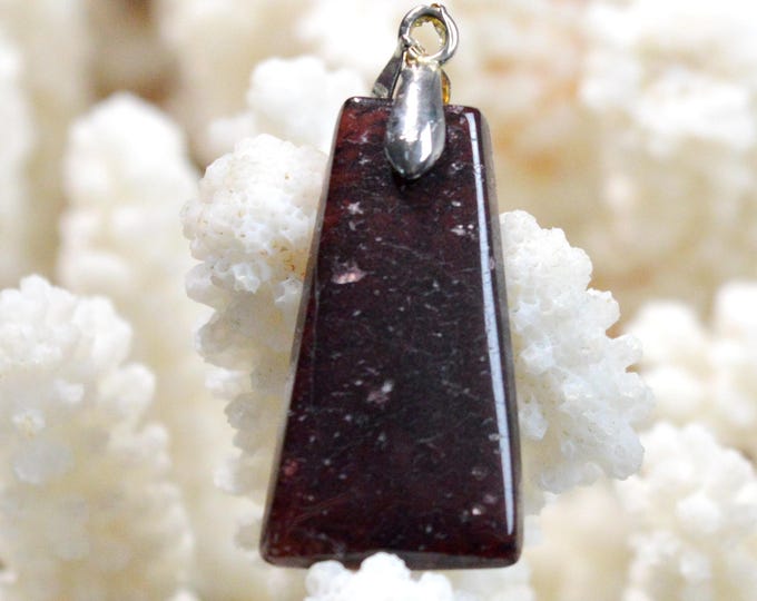 25-carat Rhodolite Garnet - natural stone cabochon pendant - Mozambique / GD7